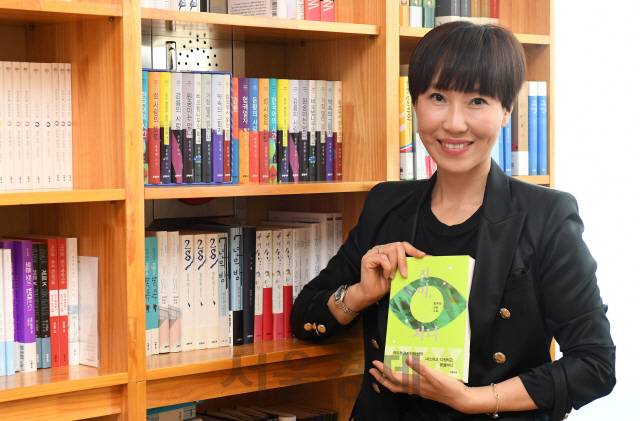 3년 만에 신작 소설 ‘진이, 지니’ 출간한 정유정 작가가 23일 마포구에 위치한 은행나무 출판사에서 서울경제와 인터뷰에 앞서 사진촬영을 하고 있다. /권욱기자