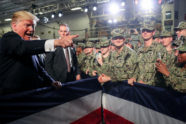 도널드 트럼프(왼쪽) 미국 대통령이 28일 일본 요코스카에 정박 중인 미 강습상륙함 와스프에 올라 연설을 하고 있다./로이터연합뉴스