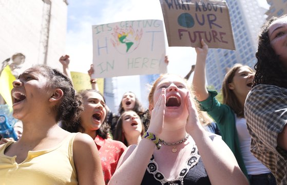 24일 미국 뉴욕에서 학생들이 기후 변화 대응을 촉구하고 있다. [EPA=연합뉴스]