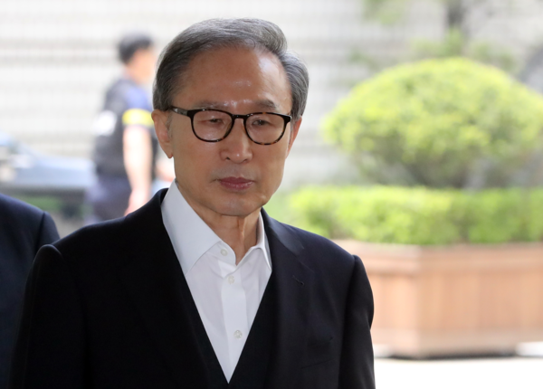 이명박 전 대통령이 지난달 24일 서울고법에서 열린 자신의 항소심 공판에 출석하고 있다. /연합뉴스