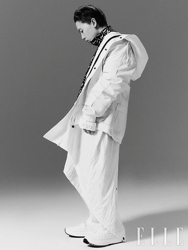 나플라가 입은 레더 패치워크 카디건과 후디드 밀리터리 코트는 가격 미정, 모두 Coach. 베르사체 로고 집업 재킷은 2백70만원, Kith x Versace. 반다나 프린트 쇼츠는 89만원, Alexander Wang. 세련된 레이스 장식이 돋보이는 로 톱 스니커즈는 1백20만5천원, Bottega Veneta.