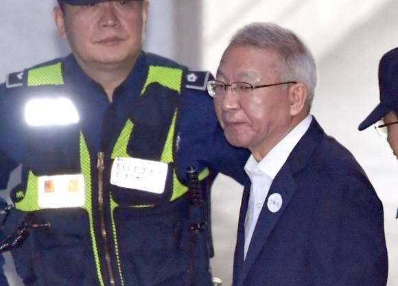 29일 양승태 전 대법원장이 재판을 위해 서울 서초구 서울중앙지법으로 들어서고 있다. 2019.5.29 박지환기자 popocar@seoul.co.kr 29일 양승태 전 대법원장이 재판을 위해 서울 서초구 서울중앙지법으로 들어서고 있다. 2019.5.29 박지환기자 popocar@seoul.co.kr