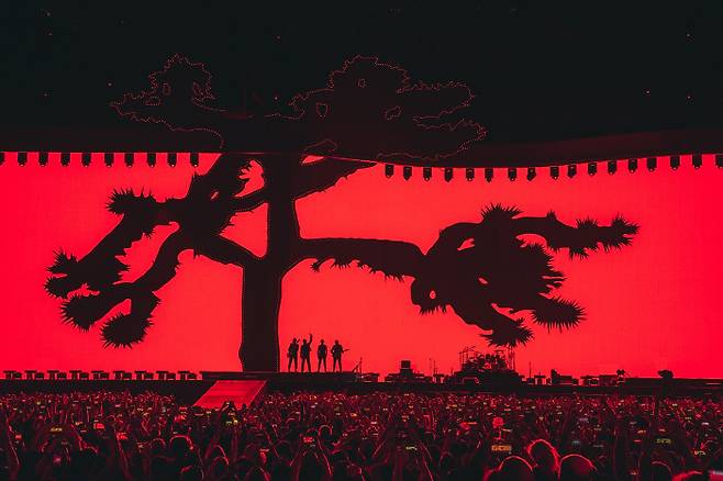 2017년 5월12일 캐나다 밴쿠버에서 열린 ‘조슈아 트리 투어’에서 공연을 펼치고 있는 밴드 U2. ⓒ Danny North