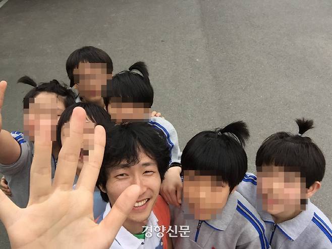 김기홍씨(36)가 2015년 비정규직 음악 교사 시절 학생들과 찍은 사진. 김기홍씨 제공