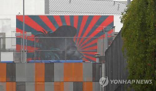 LA 한인타운 학교 외벽에 그려진 욱일기 (로스앤젤레스=연합뉴스) 옥철 특파원 = 미국 캘리포니아주 로스앤젤레스(LA) 한인타운에 있는 공립학교인 로버트 F.케네디 커뮤니티스쿨 체육관 외벽에 그려진 욱일기 문양 벽화.