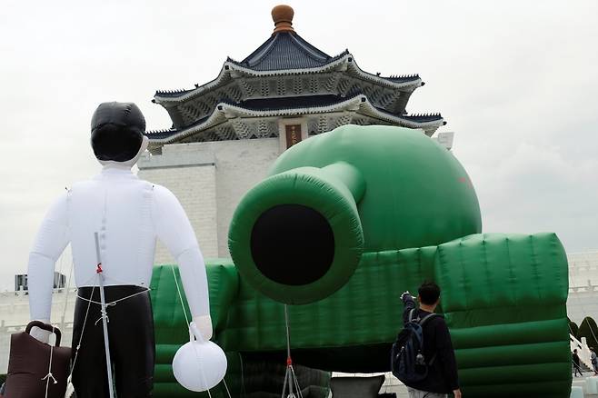 대만 타이페이 장개석 기념관 앞에 설치된 '탱크맨' 조형물 /사진=로이터