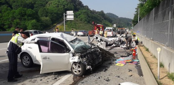 4일 오전 7시34분쯤 충남 공주시 우성면 당진-대전고속도로에서 발생한 화물차 역주행 교통사고로 화물차 운전자와 동승자 등 3명이 숨졌다. /공주소방서