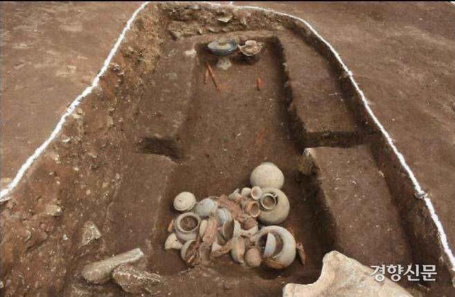 963호 나무덧널무덤에서 출토된 유물 모습이다. 아라가야 계통의 토기류와 목가리개 등 다양한 철기들이 쏟아져나왔다. |삼한문화재연구원 제공