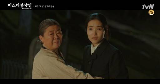 tvN ‘미스터 션샤인’에 출연한 이정은(왼쪽)과 김태리. tvN ‘미스터 션샤인’ 캡처