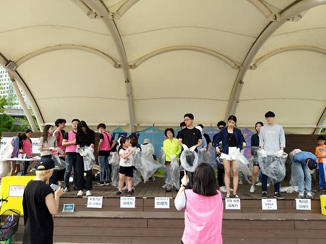 지난달 25일 서울 뚝섬 일대에서 열린 플로깅 경주에서 홍다경 대표가 분리배출 행사를 진행하고 있다. (사진=지지배 제공)