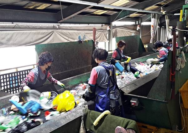 가정에서 제대로 분리 수거해서 버리지 않으면 재활용품도 쓰레기가 된다.