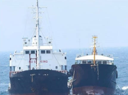 북한 선적 유조선 안산1호(왼쪽)와 선적 불명의 선박(오른쪽).