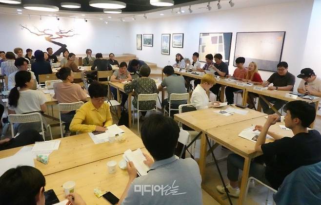 ▲'ILO 기본협약과 사회구성원의 권리는 어떻게 이어져 있나'를 주제로 한 대중토론회가 5일 저녁 서울 중구 NPO지원센터에서 전국불안정노동철폐연대인권운동더하기미디어오늘 등 공동주최로 열렸다. 사진=김예리 기자