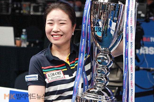 김갑선이 우승 트로피를 들고 밝게 웃고 있다.