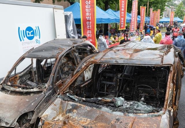 7일 오전 강원 속초 지역 산불 당시 불탄 차량 2대가 청와대 앞 기자회견장에 놓여있다. /연합뉴스
