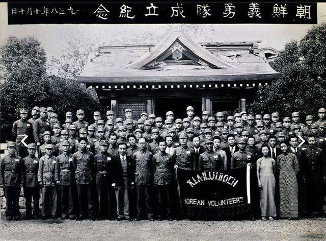 1938년 10월 10일 중국 우한에서 열린 조선의용대 창립기념식 사진. 사진 왼쪽에서 11번째가 김원봉./사진=독립기념관