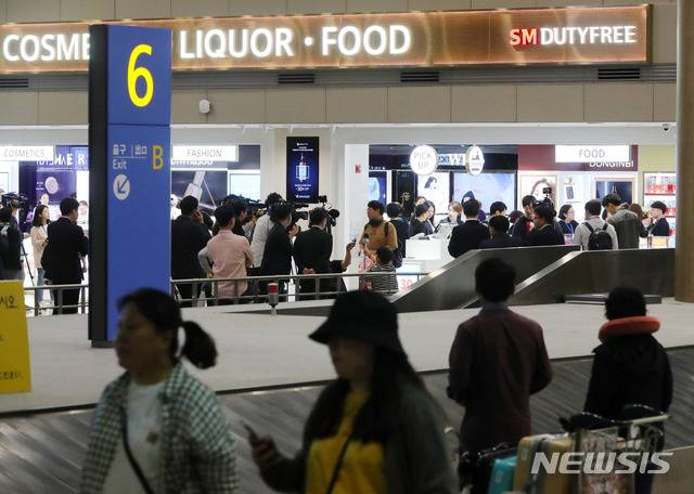 【인천공항=뉴시스】배훈식 기자 =지난달 31일 문을 연 인천국제공항 입국장면세점이 영업을 시작한지 일주일이 지났지만 인천공항공사가 예상한 금액보다 저조한 매출을 기록하고 있다. 사진은 지난달 31일 오후 인천공항 제1터미널 입국장면세점을 찾은 많은 관광객들의 모습. 2019.06.07. dahora83@newsis.com