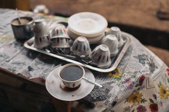 에티오피아 노천 카페에서 마시는 커피 한 잔. 에티오피아 노천 카페에서 마시는 커피 한 잔.