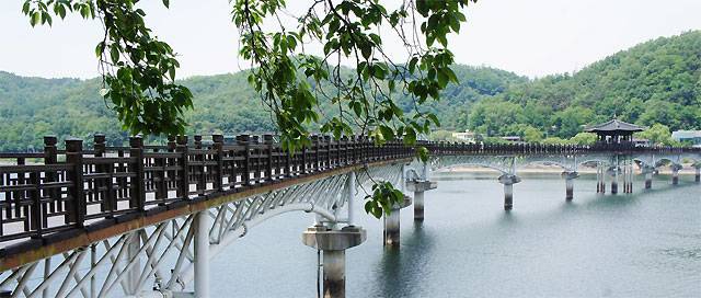 경북 안동시 안동호에 위치한 월영교. 국내에서 가장 긴 목책교로 다리 한 가운데에 월영정(月映亭)이 있다. 강변을 따라 산책한 뒤 인근의 안동민속박물관을 둘러보면 좋다.