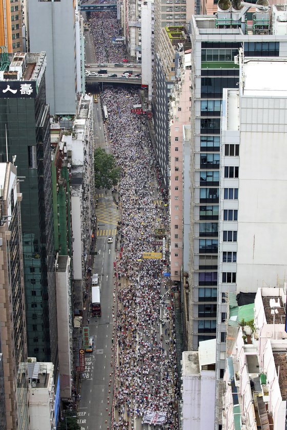 지난 9일(현지시간) 홍콩에서 벌어진 '범죄인 인도 법안' 반대 시위를 위해 모여든 홍콩 시민들이 인산인해를 이루고 있다. 주최 측은 이날 시위에 103만명이 참가했다고 추산했다.[AP= 연합뉴스]