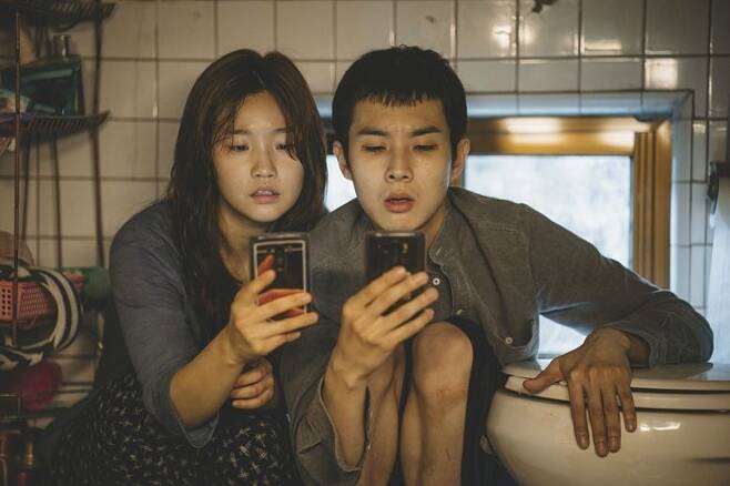 영화 '기생충'에서 남매 기우-기정 역을 연기한 배우 최우식(오른쪽)과 박소담 (사진=㈜바른손E&A 제공)