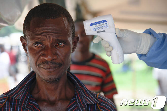 콩고민주공화국rhk 우간다의 접경지역에서 콩고 국민이 체온 검사를 받고 있다.©AFP=뉴스1