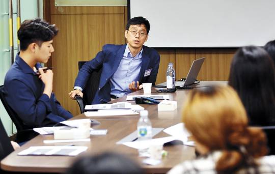김강석 전 크래프톤 대표(왼쪽 두 번째)가 지난 4일 서울특별시의회 의원회관에서 청년들에게 크리스천 기업인의 자세에 대해 설명하고 있다. 강민석 선임기자