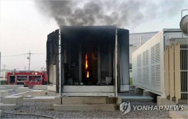 지난 2일 전북 고창군 상하면 한국전력시험센터 에너지저장시스템(ESS)에서 불이 나 연기가 치솟고 있다. (사진=연합뉴스 제공)