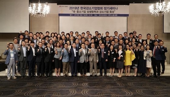 (사)한국강소기업협회, 2019년 정기세미나에서 기념 촬영