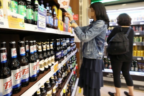 소비자들이 대형마트에서 술을 고르고 있다. (사진=연합뉴스)