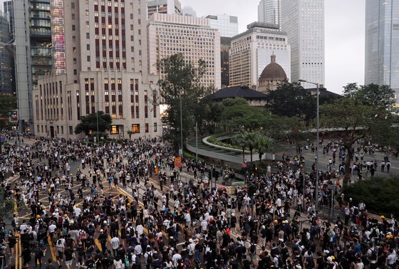 홍콩인들이 '범죄인 인도법'에 반대하기 위해 거리로 쏟아져 나오고 있다. 누구든 중국으로 송환될 수 있다는 불안감이 작용하고 있는 것이다. [로이터=연합뉴스]