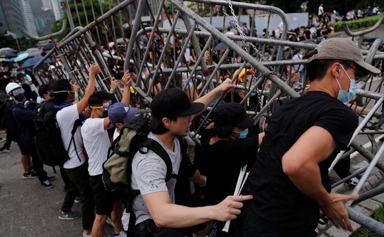 '범죄인 인도법' 반대에 나선 홍콩 시위대가 경찰의 진압 작전을 막기 위해 바리케이드를 치고 있다. [로이터=연합뉴스]