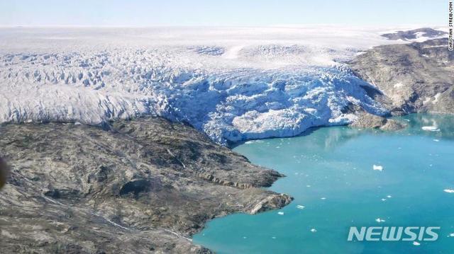 【서울=뉴시스】그린란드 얼음층의 약 40%에서 해빙현상이 나타나고 있다는 관측이 제기됐다.  사진은 그린란드의 모습. <사진 출처 : CNN> 2019.6.16