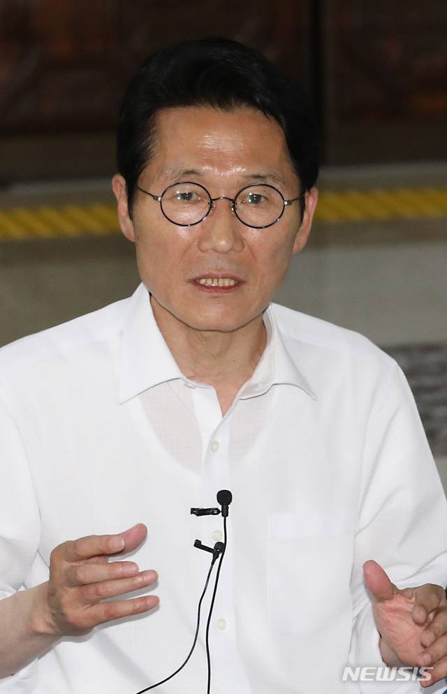【서울=뉴시스】이종철 기자 = 정의당 윤소하 원내대표가 16일 오후 서울 여의도 국회 로텐더홀에서 기자간담회를 갖고 국회정상화를 요구하고 있다. 2019.06.16. jc4321@newsis.com