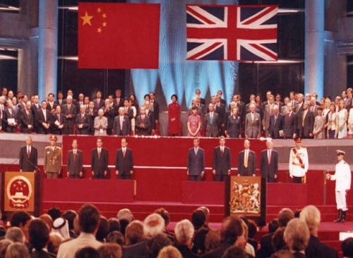 1997년 7월1일 홍콩에서 당시 장쩌민 중국 국가주석, 찰스 영국 왕세자 등이 참석한 가운데 영국이 홍콩을 중국에 돌려주는 ‘주권반환식’ 행사가 거행되고 있다. 세계일보 자료사진