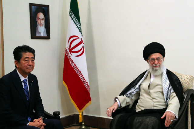이란을 방문한 아베 신조(왼쪽) 일본 총리가 13일(현지시간) 이란의 최고지도자 아야톨라 알리 하메네이와 회담을 갖고 있다. /테헤란=AFP연합뉴스