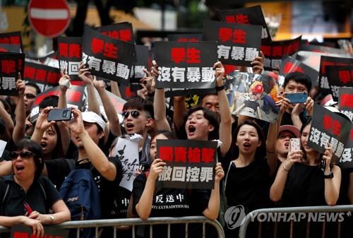 검은 옷 입고 시위 나선 홍콩 시민들 [로이터=연합뉴스]
