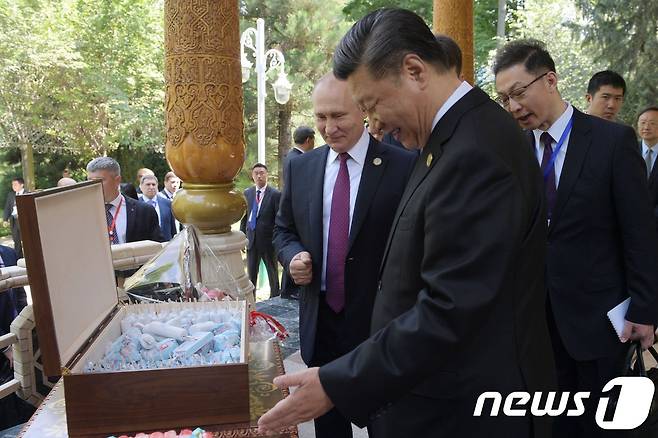 블라디미르 푸틴 대통령이 시진핑 주석에게 생일 선물을 하고 있다. © AFP=뉴스1