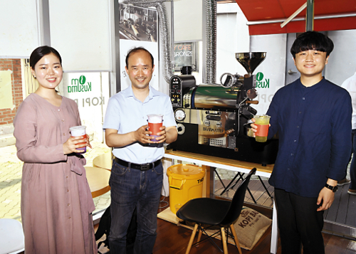 김유준 서울 은진교회 목사(가운데)와 청년들이 서울 종로구 코피발리 안국역점에서 커피를 마시고 있다. 강민석 선임기자