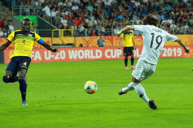 11일 오후(현지시간) 폴란드 루블린 경기장에서 열린 2019 국제축구연맹(FIFA) 20세 이하(U-20) 월드컵 4강전 한국과 에콰도르의 경기. 전반 한국 최준이 선제골을 넣고 있다. [연합]