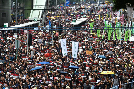 200만명에 이르는 홍콩 시민들이 지난 16일(현지시간) 홍콩 도심을 가득 메우고 ‘범죄인 인도 법안 완전 철회’와 ‘캐리람 행정장관 사퇴’ 등을 요구하고 있다.[AFPBB 제공]