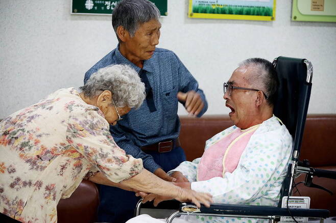 요양병원에 입원해 있는 용현(오른쪽)이 정연관 상병의 가족과 만나 울음을 터뜨리는 장면. 에스비에스 제공