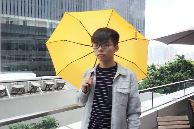 2014년 홍콩의 ‘우산혁명’을 주도한 조슈아 웡이 2017년 6월 애드미럴티에서 경향신문과 인터뷰를 하며 ‘우산혁명’의 상징인 노란 우산을 들고 있다. 홍콩 | 박은경 특파원 yama@kyunghyang.com