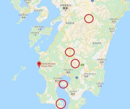 센다이원전(붉은색으로 표시)과 센다이 원전 주변 화산 칼데라들의 위치(붉은색 원)를 표시한 지도 모습. 지역주민들은 혹시모를 화산폭발시 원전이 화산폭발에 휘말릴 경우 대형사고로 이어질 수 있다는 불안감에 휩싸여있다.(자료=구글맵)