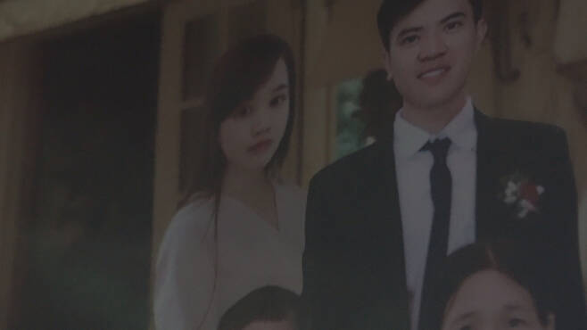 떰의 오빠가 자신의 결혼 사진에 숨진 동생을 합성해 넣었다.