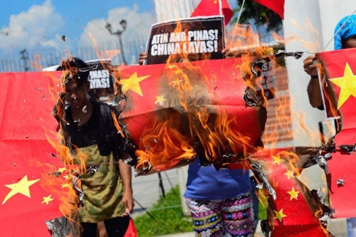 필리핀 시위대가 종이로 만든 오성홍기를 태우는 장면 홍콩 사우스차이나모닝포스트 사진 캡처
