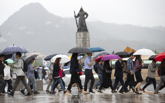 비가 내리는 서울 세종로 사거리에서 시민들이 우산을 들고 걸어가고 있다. (사진=연합뉴스)