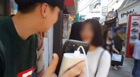 한 BJ가 번화가에서 인터넷 개인방송을 진행하고 있다. /사진=아프리카TV 캡처