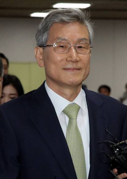 법정향하는 고영한 전 대법관 - 사법행정권을 남용한 혐의로 기소된 고영한 전 대법관이 29일 오전 서울 서초구 서울중앙지법에서 열린 첫 공판에 출석하기 위해 법정으로 향하고 있다. 2019.5.29 연합뉴스 법정향하는 고영한 전 대법관 - 사법행정권을 남용한 혐의로 기소된 고영한 전 대법관이 29일 오전 서울 서초구 서울중앙지법에서 열린 첫 공판에 출석하기 위해 법정으로 향하고 있다. 2019.5.29 연합뉴스