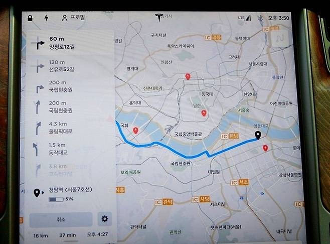 모델 X의 1열을 특징하는 17인치 대형 모니터. 운전자는 모든 차량 조작을 모니터에서 할 수 있으며, 인터넷 이용도 가능하다. 내비게이션 기능으로 목적지를 입력하면 해당 구간에 있는 충전소가 표기된다. 목적지까지 거리와 현재 충전 상태에서 주행 가능한 거리 등을 감안해 출발 전 충전이나 운행 도중 충전을 돕는다. 사진= 정수남 기자